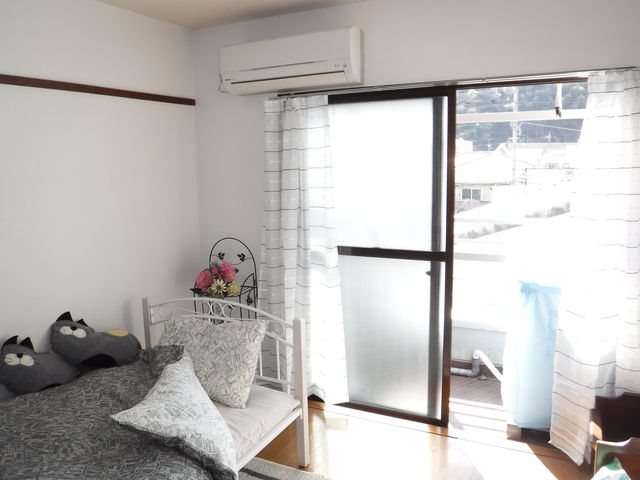 サンリッチmomoki ※モデルルームにつき布団やテーブル、棚、置物はサンプルです