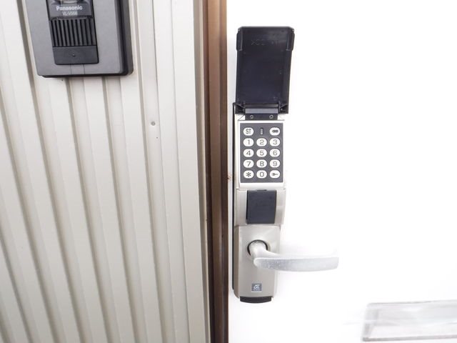 西川ハイム お部屋は電子キーで鍵をなくす心配無し
